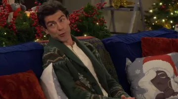 Faherty Camp Cardigan dans le lac Forest porté par Dave Johnson (Max Greenfield) tel que vu dans The Neighborhood (S08E08)