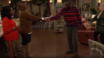 Pantalon léopard Henly Claudia porté par Tina Butler (Tichina Arnold) tel que vu dans The Neighborhood (S08E08)