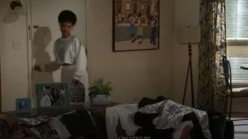 Un sweat à capuchon High-Low porté par Eva Thomas (Ambyr Michelle) dans Beyond the Gates (S01E184)