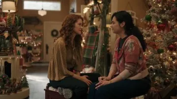 Chemisier nude à points plissés Smythe porté par Emily (Sarah Drew) tel que vu dans Mistletoe Murders (S02E02)