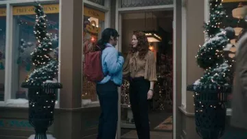 Chaqueta acolchada plegable de Free People Pippa usada por Violet Wilner (Sierra Marilyn Riley) vista en Mutletoe Murders (S02E02)