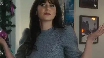 Crop Top gris de Merv 2025 de Anna Finch llevado por Anna Finch (Zooey Deschanel) tal como se ve en Merv