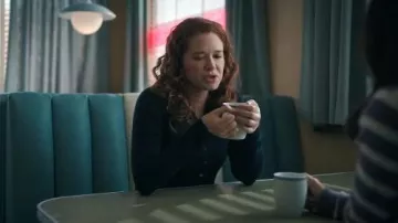 Camisa de J McLaughlin Theodora que lleva Emily (Sarah Drew) como se ve en Mistletoe Murders (S02E02)