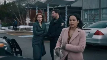 Manteau en laine rose Calvin Klein porté par June Hubble (Lara Amersey) tel que vu dans Mistletoe Murders (S02E02)