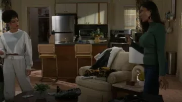 Jersey Kiera NBD llevado por Dana "Leslie" Thomas (Trisha Mann) como se ve en Más allá de las puertas (S01E184)