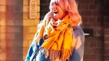 Goodbye June 2025 Kate Winslet Check Coat que lleva Julia (Kate Winslet) como se ve en Goodbye June