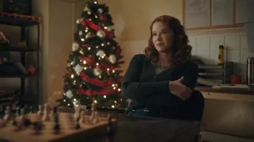 Brandy Melville Green Shannon Cardigan porté par Emily (Sarah Drew) tel que vu dans Mistletoe Murders (S02E02)