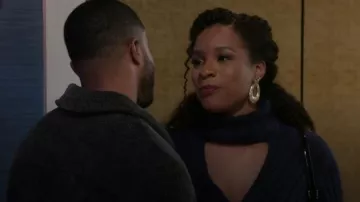 Pendientes Fashion Nova The Right Touch que lleva Naomi Hamilton (Arielle Prepetit) como se ve en Más allá de las puertas (S01E184)