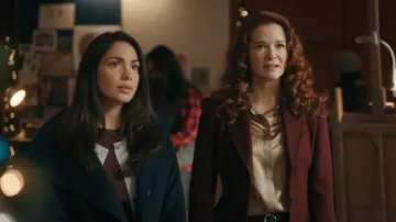 Reiss Camel Ameira Chemise en satin en soie dissimulée portée par Emily (Sarah Drew) telle que vue dans Mistletoe Murders (S02E03)