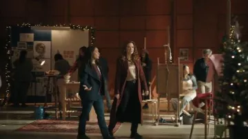 Avec Les Filles Cutaway Maxi Coat que lleva Emily (Sarah Drew) como se ve en Mistletoe Murders (S02E03)