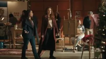 Wild Fable Cinturón de hebilla redonda que lleva Emily (Sarah Drew) como se ve en Assassinatos con muérdago (S02E03)