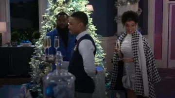 Sac à bandoulière en pétales d’ivoire porté par Eva Thomas (Ambyr Michelle) tel que vu dans Au-delà des portes (S01E184)