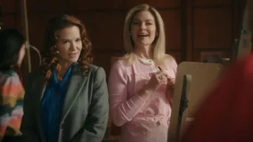 Cardigan Babaton Peachy Soft à col rond porté par Brooke Carmichael (Kylee Evans) tel que vu dans Mistletoe Murders (S02E03)