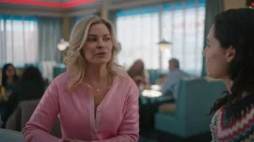 Cardigan en maille rose Zara porté par Brooke Carmichael (Kylee Evans) tel que vu dans Mistletoe Murders (S02E03)