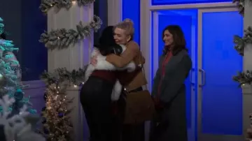 Kut à partir de la veste végane en suède Camel Kloth Carina Asymétrique à fermeture éclair avec fermeture éclair, portée par Jan Morgan (Jerri Tubbs) telle que vue dans Beyond the Gates (S01E185)