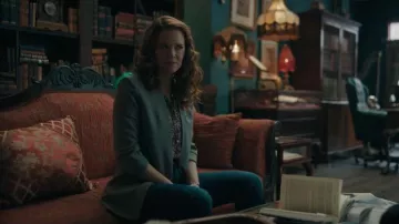 Ann Taylor Le petit blazer cutaway porté par Emily (Sarah Drew) tel que vu dans Mistletoe Murders (S02E04)