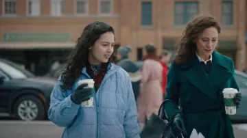 Free People Pippa Abrigo acolchado plegable usado por Violet Wilner (Sierra Marilyn Riley) como se ve en Mutletoe Murders (S02E05)