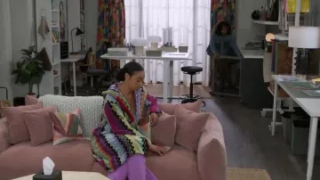 Pantalon de survêtement Aviator Nation Rugby Stitch à poches larges porté par Chelsea Hamilton (RhonniRose Mantilla) tel que vu dans Beyond the Gates (S01E186)