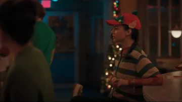 Zara Knitted Polo Cardigan porté par Violet Wilner (Sierra Marilyn Riley) tel que vu dans Mistletoe Murders (S02E06)