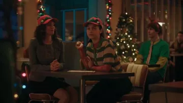 Boutique de superposition tout intimement Lady Lux portée par Violet Wilner (Sierra Marilyn Riley) telle que vue dans Mistletoe Murders (S02E06)