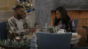 Haut à col roulé en maille florale aqua porté par Dani Dupree (Karla Cheatham Mosley) tel que vu dans Beyond the Gates (S01E186)