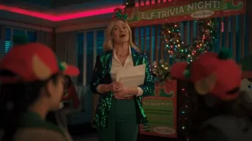 Pantalon culotte taille haute de Zara porté par Brooke Carmichael (Kylee Evans) tel que vu dans Mistletoe Murders (S02E06)