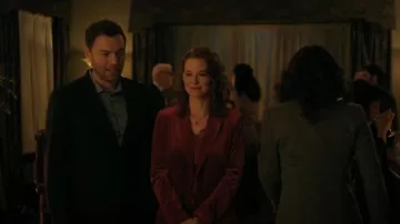 Blazer Premier Amour Velvet Stretch Fabric Standard, porté par Emily (Sarah Drew) tel que vu dans Mistletoe Murders (S02E06)