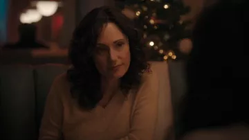 Jersey de cuello en V 100% cachemir Aqua Cashmere que lleva Carrie (Tommie-Amber Pirie) como se ve en Mistletoe Murders (S02E06)