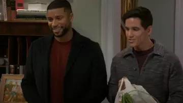 Veste Todd Snyder Shore Pub portée par Bradley 'Smitty' Smith (Mike C. Manning) telle que vue dans Au-delà des portes (S01E187)