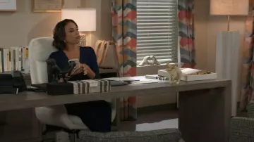 Chiara Boni La Petite Robe Koala Slingy Top Moulant porté par le Dr Nicole Dupree Richardson (Daphnée Duplaix) tel que vu dans Beyond the Gates (S01E187)