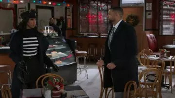 Pull à col faux côtelé Black Market de la Maison-Blanche porté par Kat Richardson (Colby Muhammad) tel que vu dans Beyond the Gates (S01E188)