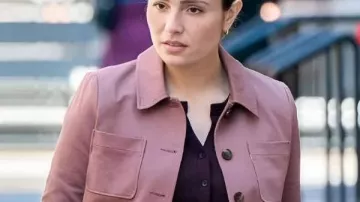 FBI Temporada 8 Juliana Aidén Martinez Chaqueta rosa usada por (Juliana Aidén Martinez) en el FBI