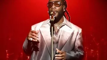 Burna Boy The Tonight Show Protagonizado por Jimmy Fallon S13 Abrigo llevado por (Burna Boy) en The Tonight Show Protagonizado por Jimmy Fallon
