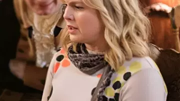 Ghosts Us S5 Rose McIver Flower Sweater porté par Samantha Arondekar (Rose McIver) dans Ghosts