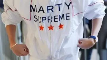 La chaqueta blanca de Marty (Timothée Chalamet) en Marty Supreme