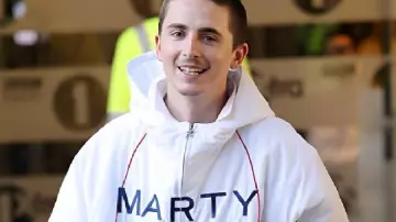 Chalamet Marty White Jacket de Marty Supreme llevada por Marty (Timothée Chalamet) tal como se ve en Marty Supreme