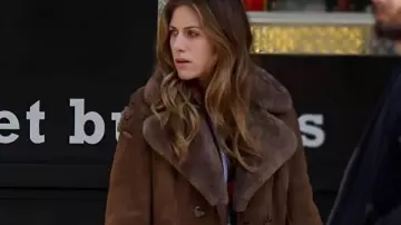 In The Dark S4 Trench Coat en daim brun Perry Mattfeld porté par Murphy Mason (Perry Mattfeld) dans In the Dark (S04)