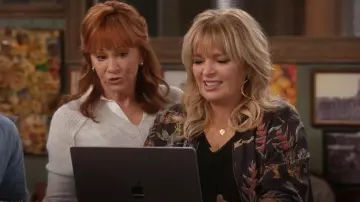 Johnny était une veste bomber en soie zippée portée par Gabby (Melissa Peterman) comme on le voit dans Happy’s Place (S02E03)