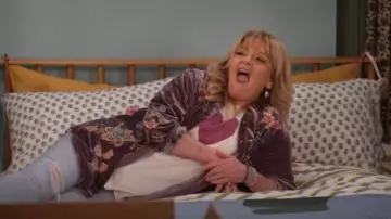 Imogene + Willie The Heart Shirt porté par Gabby (Melissa Peterman) tel que vu dans Happy’s Place (S02E04)