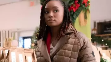 Faussez-vous un joyeux petit Noël 2025 KiKi Layne Brown Coat porté par Maya Montgomery (Kiki Layne) dans Fake Yourself a Merry Little Christmas