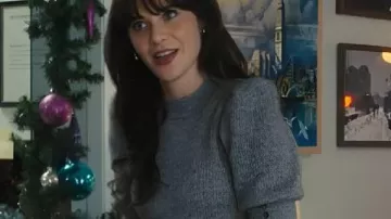 Crop Top Merv 2025 Zooey Deschanel porté par Anna Finch (Zooey Deschanel) à Merv