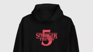 Stranger Things S05 Une dernière aventure Sweat à capuche noir porté par dans Stranger Things Stranger Things (S00E00)