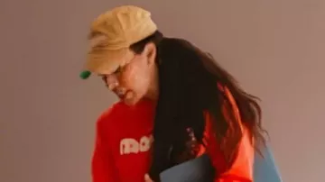 Maison Tuner Upper Colorado Mountain House S01 Sweat-shirt orange « Mother » de Joanna Gaines porté par elle seule (Joanna Gaines) dans Fixer Upper : Colorado Mountain House