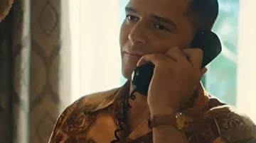 Chemise hawaïenne de Ricky Martin Saison 2 de Palm Royale portée par Robert (Ricky Martin) dans Palm Royale