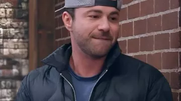 La veste matelassée joyeuse d’Elmo et Mark Rober portée par Mark Rober (Mark Rober) dans Elmo et la merveilleuse merveilleuse