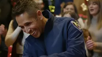 La veste bleue Erik Rivera de The Christmas Spark 2025 portée par (Erik Rivera) dans The Christmas Spark