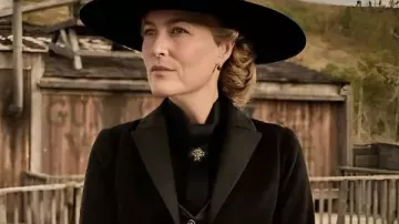 Queue-de-pie noir Gillian Anderson 2025 des Abandons porté par Constance Van Ness (Gillian Anderson) dans The Abandons