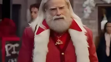 Veste commerciale de Noël John Travolta portée par John Travolta dans Quicksilver - « Greased Sleigh-Ridin' » :60 | Capital One