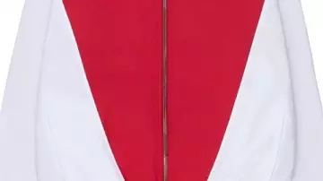 Chaqueta deportiva roja y blanca que lleva Marty (Timothée Chalamet) en Marty Supreme