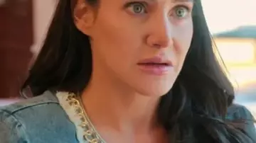 Veste à bordures de chaîne portée par Self (Chloe Tucker Caine) telle que vue dans Owning Manhattan (S01)